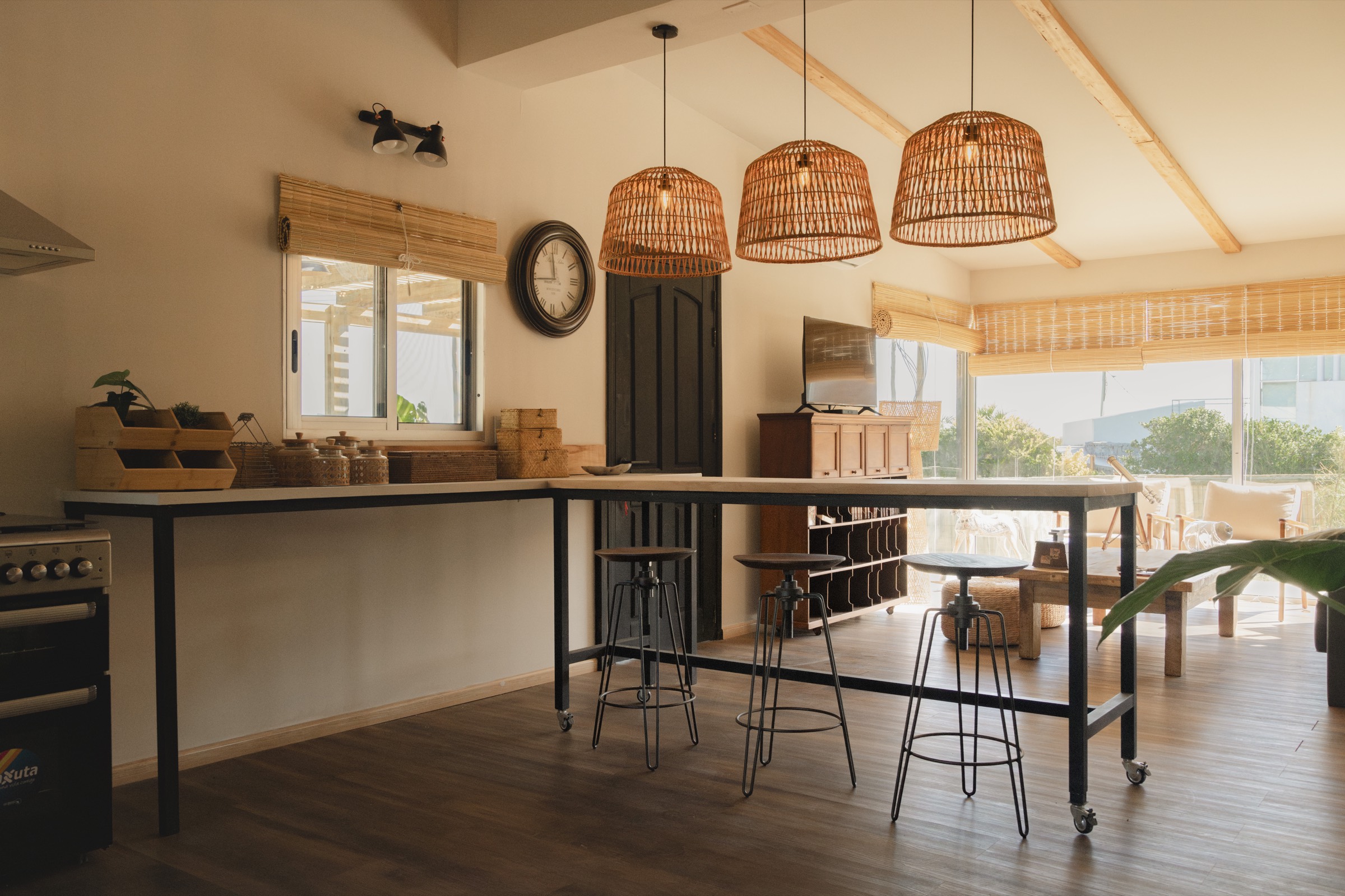 Transicion entre cocina, comedor y living de Faro de Solis