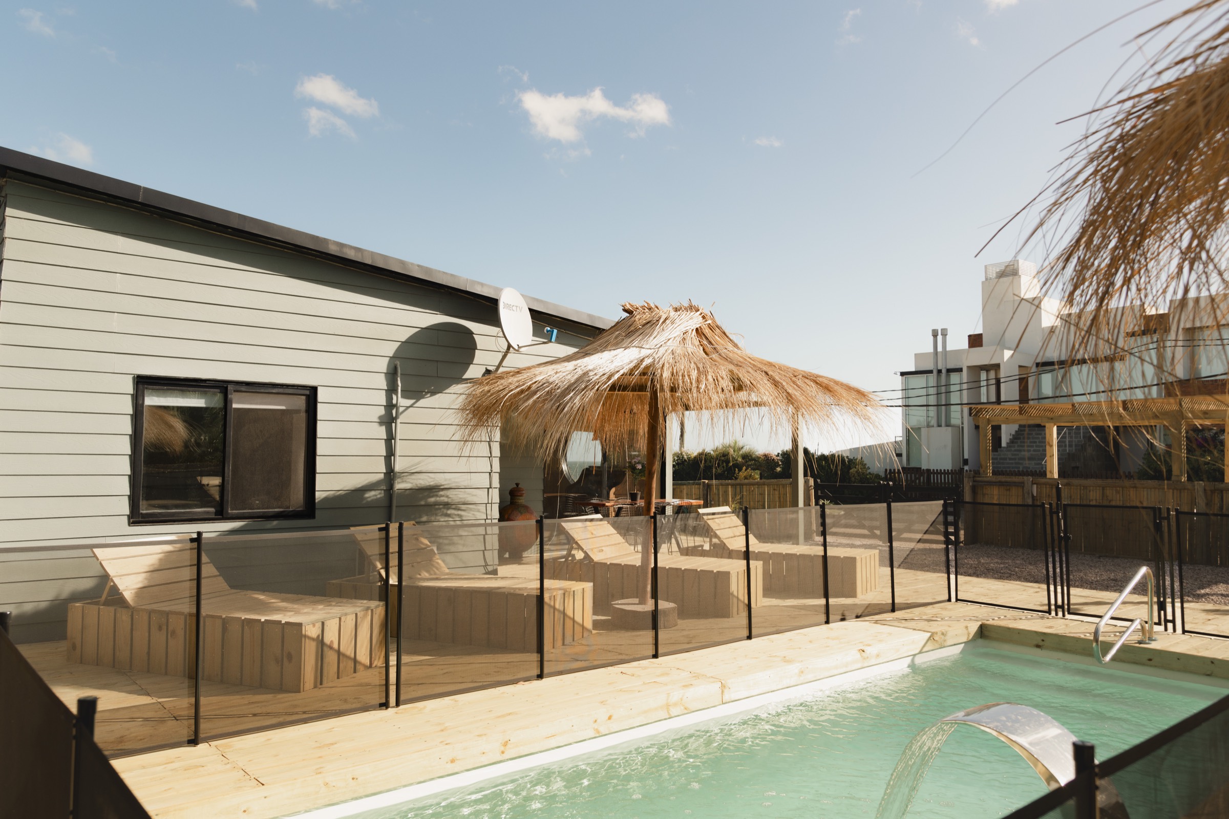 Piscina y solarium de Faro de Solis