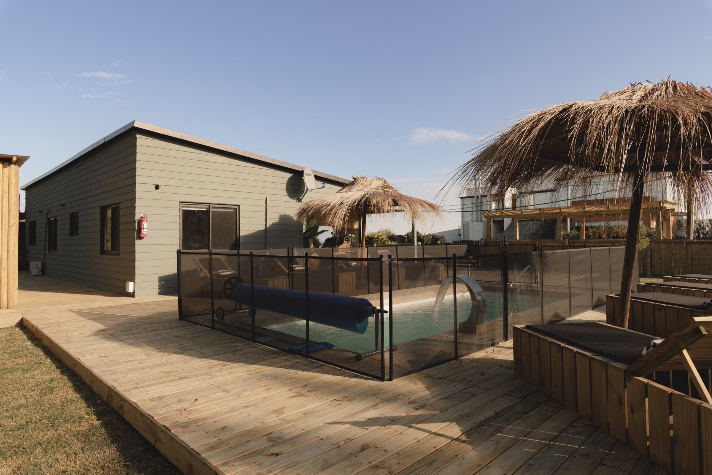 Deck exterior junto a la piscina de Faro de Solis